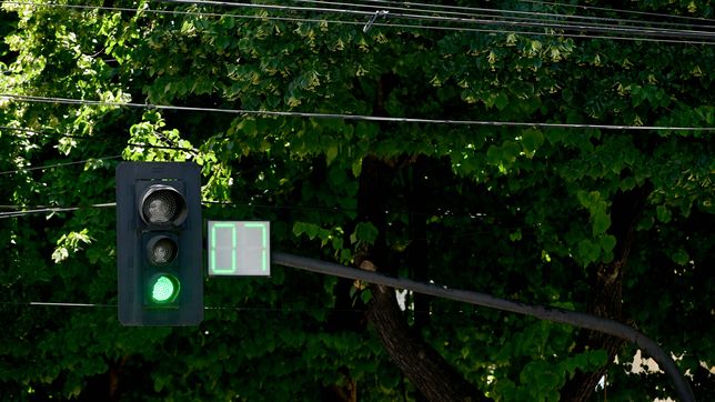 proponen controlar los semaforos con inteligencia artificial para agilizar el transito en la plata