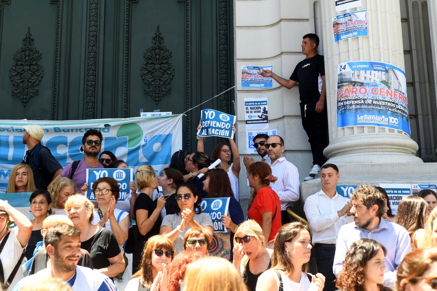 Abrazo al Banco Nación de La Bancaria Paro General (10).JPG