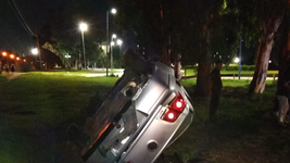 dos hombres se salvaron de milagro tras chocar y volcar con su auto