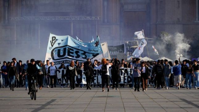 los estudiantes secundarios coparon las calles pidiendo mejoras en escuelas de la plata