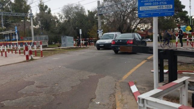 video: denunciaran a los conductores que rompieron las barreras del tren en pleno paro general