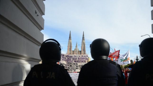 manteros y vendedores ambulantes marcharon en el centro de la plata