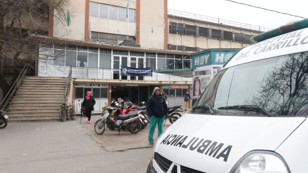 Violento choque entre un auto y una moto: una embarazada fue trasladada con fuertes golpes
