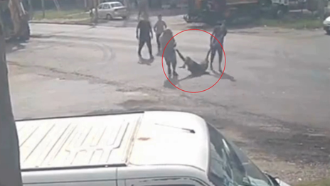 Cansados de los robos, cazaron y arrastraron por la calle a un ladrón en Los Hornos y sufrieron represalias Cansados de los robos, cazaron y arrastraron por la calle a un ladrón en Los Hornos y sufrieron represalias