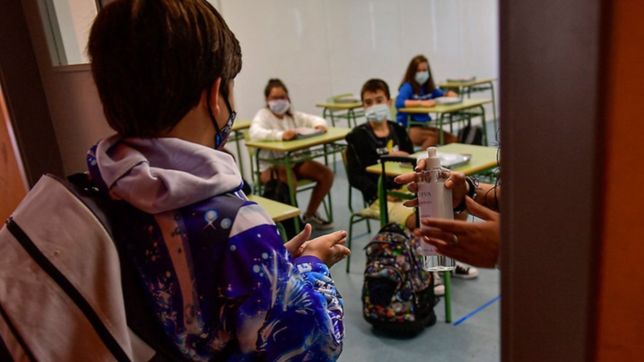 los padres y madres con hijos en edad escolar deberan volver al trabajo presencial