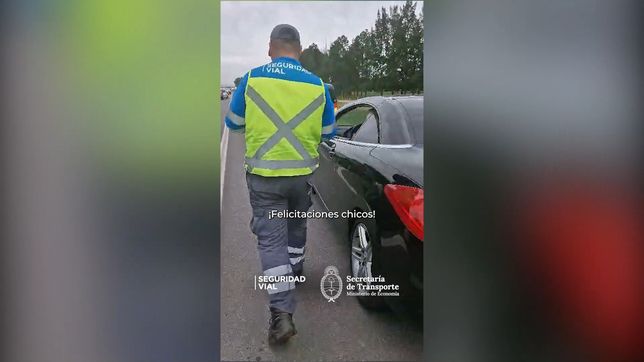 un banquinero fue sancionado en ruta 2 y desato el festejo de otros automovilistas