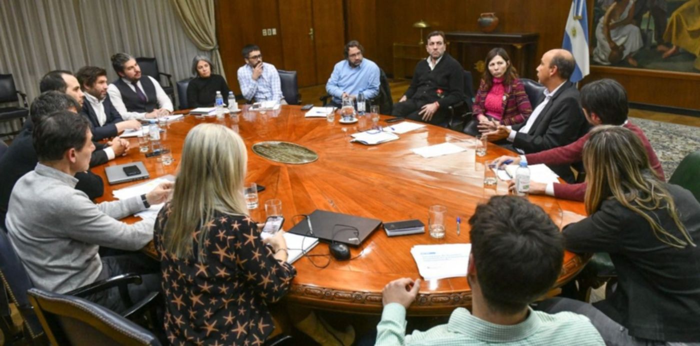 Silvinas Batakis con su equipo