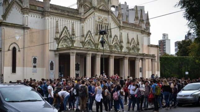 ¿por que evacuaron economicas y los estudiantes terminaron en la puerta la iglesia san ponciano?