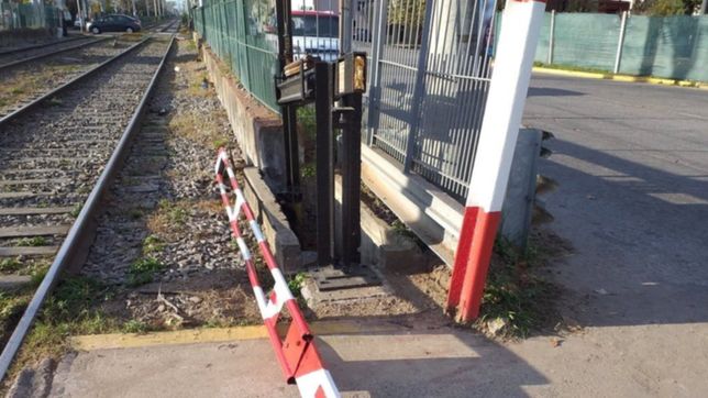 paro y furia: conductores enardecidos rompieron las barreras del tren que estaban bajas