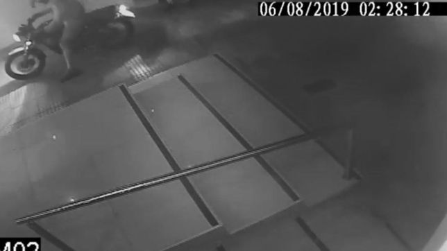 video: con patadas y choques de una moto, intentaron forzar un porton en barrio norte