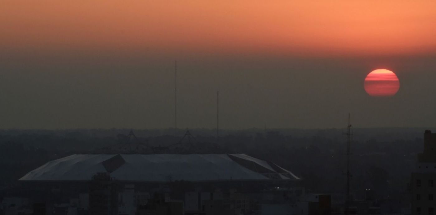 Estadio único atardecer La Plata humo