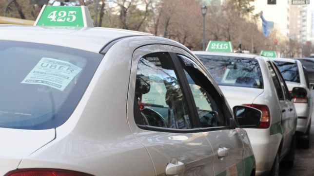 los taxistas vuelven a la carga contra uber y exigen que sea prohibido en la plata