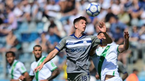 En un primer tiempo con emociones, Gimnasia y Banfield se fueron al entretiempo empatando 1 a 1