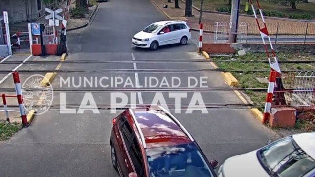 video: asi fue el impactante choque y vuelco en la plata, a metros de las vias del tren