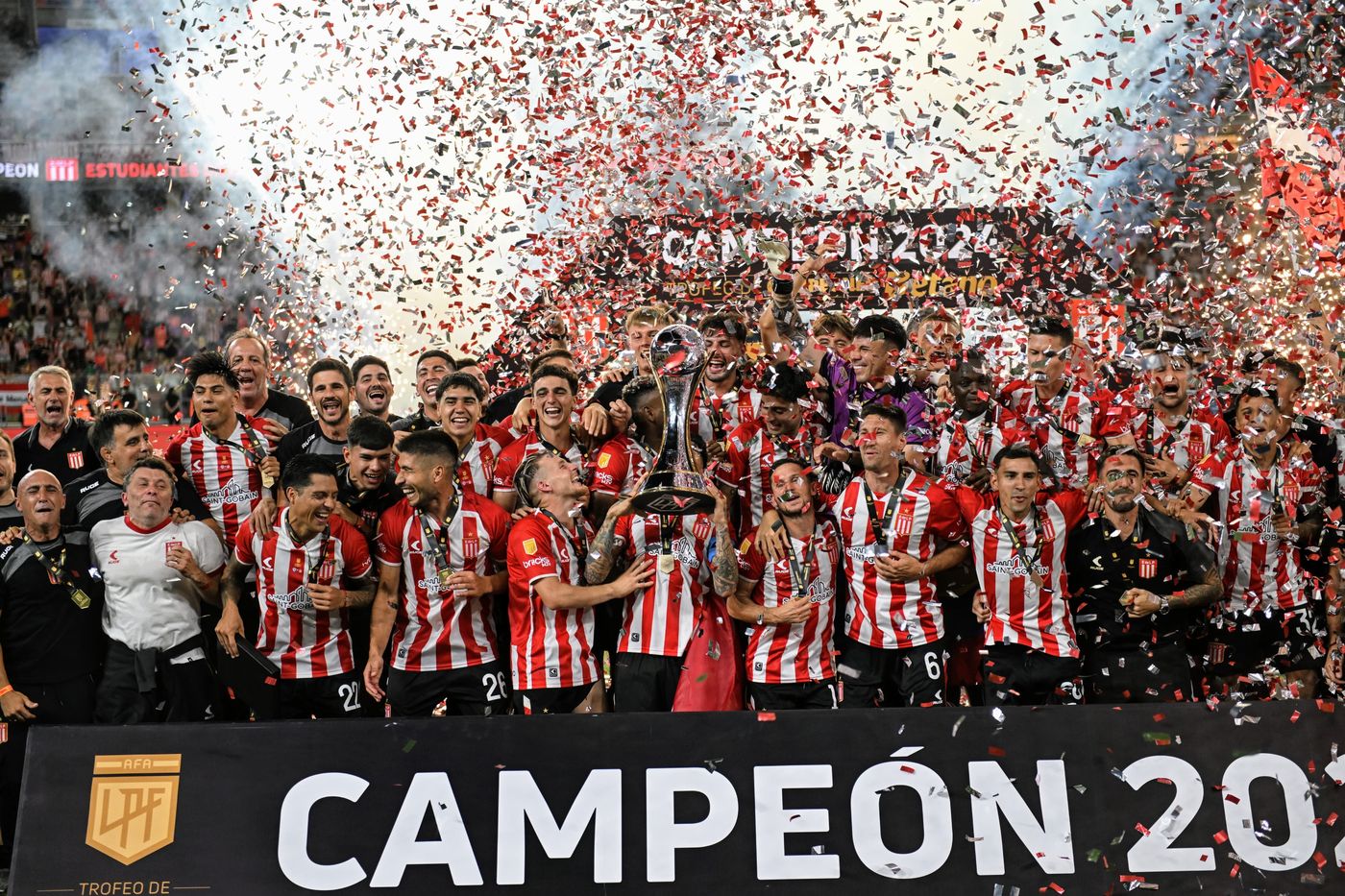Estudiantes Velez Trofeo de Campeones festejo campeon.jpg