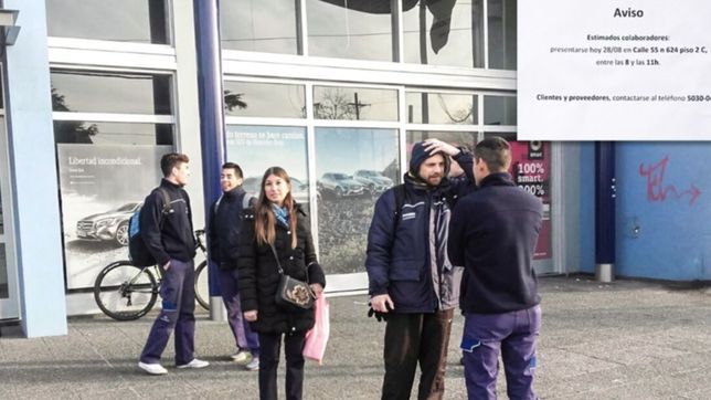 fueron a trabajar a la concesionaria de mercedes benz y los echaron con un cartel en la puerta