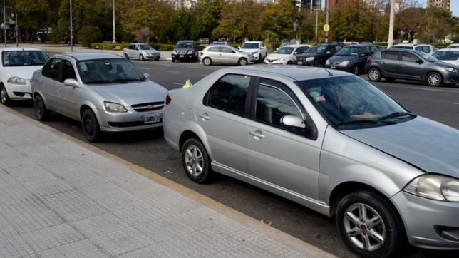 los remiseros platenses se movilizaron contra las aplicaciones que les roban el trabajo