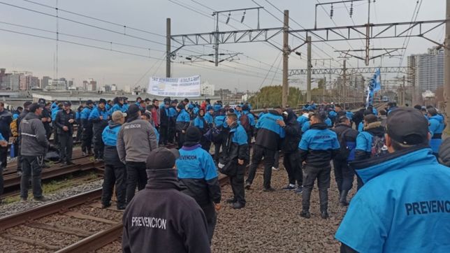 arranco la protesta sobre las vias y ya no llegan los trenes de la plata a constitucion
