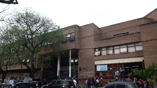 realizaron un abrazo simbolico en una escuela de la plata por la violencia contra docentes