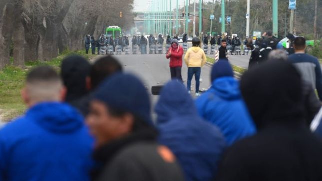 tension en la destileria de ypf: balas de goma y piedrazos entre la policia y la uocra