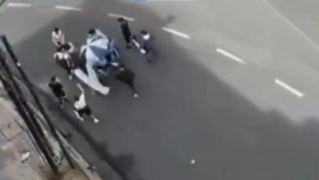 Así fue el brutal ataque de hinchas de Gimnasia a un joven de Estudiantes antes del clásico platense Así fue el brutal ataque de hinchas de Gimnasia a un joven de Estudiantes antes del clásico platense