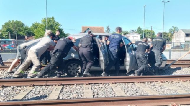 insolito: manejo borracho con su auto por las vias en city bell y afecto al tren roca