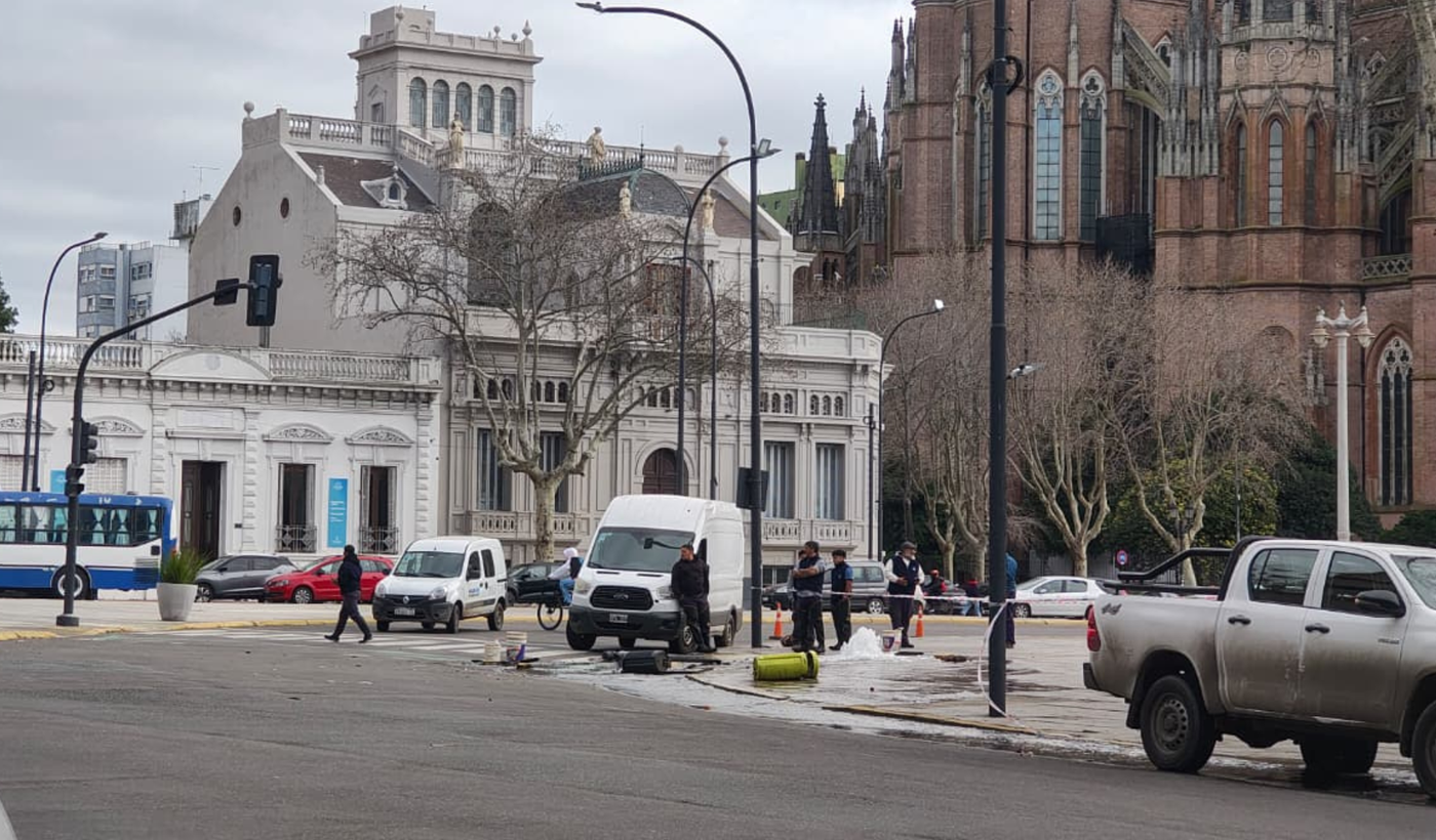 Choque y pérdida de agua en Plaza Moreno