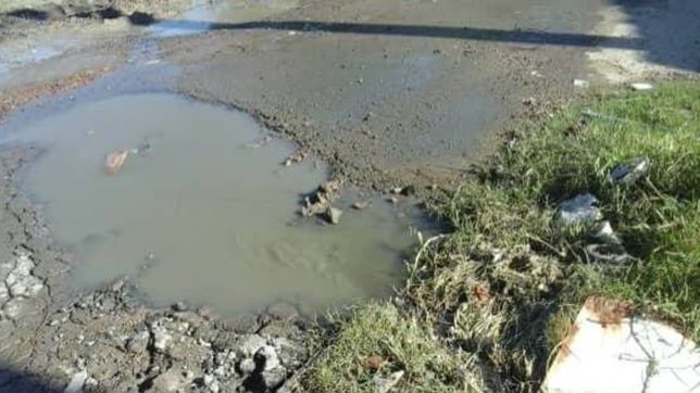 se rompio un cano en un comedor, un pozo se lleno de agua podrida y casi se cae un nene adentro