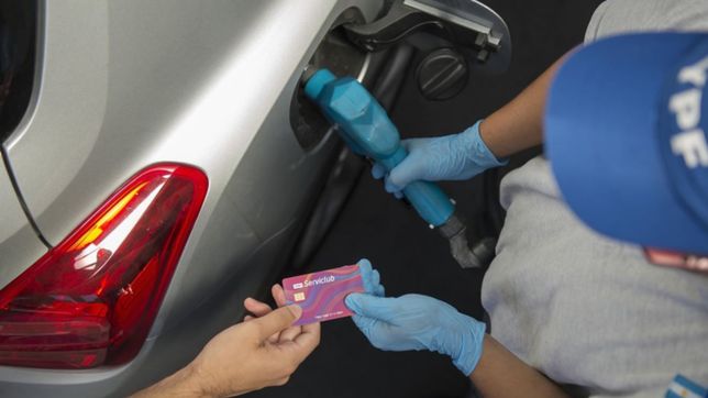 axion e ypf aumentaron las naftas y la super supera los $43 en la plata