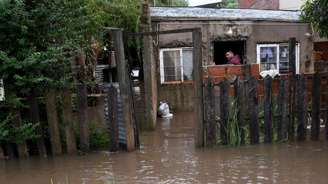 lluvia y resignacion en los barrios de la plata: historias de vecinos que esperan lo peor