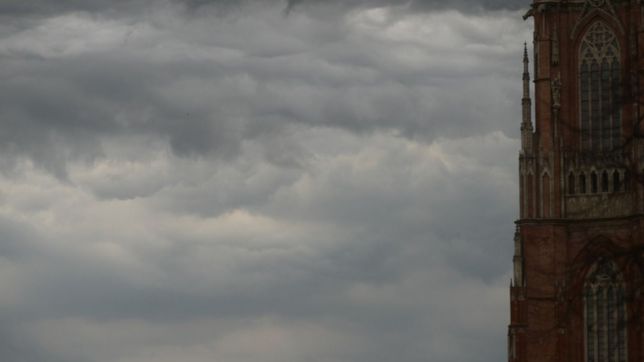 se viene un sabado gris con lluvias y viento en la plata