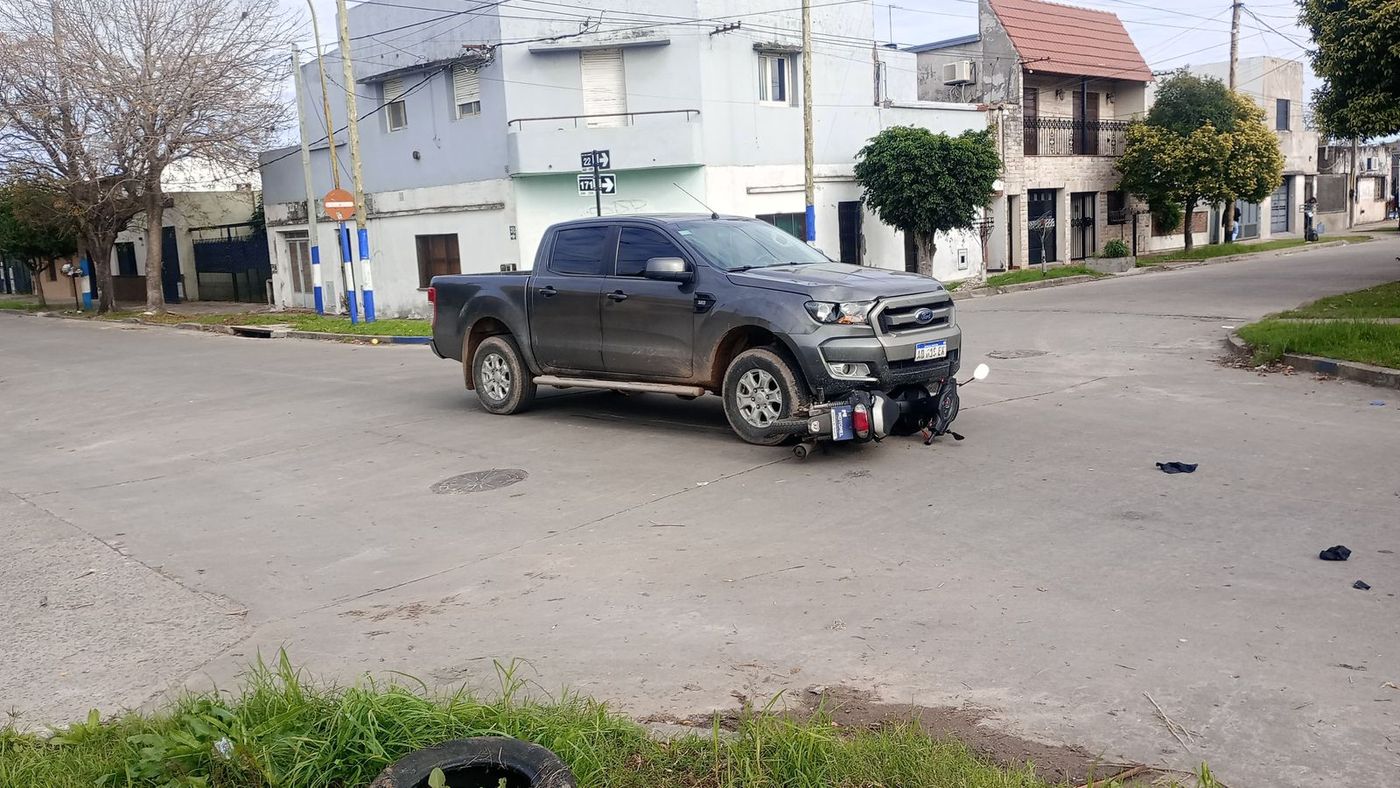 Dos personas resultaron heridas en Berisso tras un choque entre una camioneta y una moto
