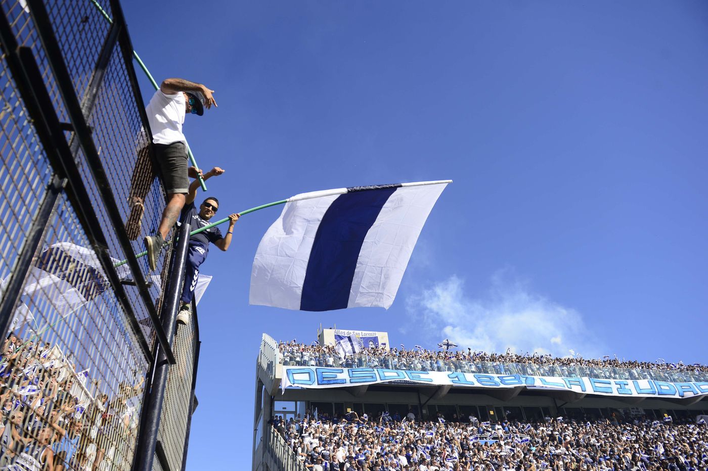 Gimnasia Estudiantes Clásico Platense hinchada Bosque recibimiento.jpg