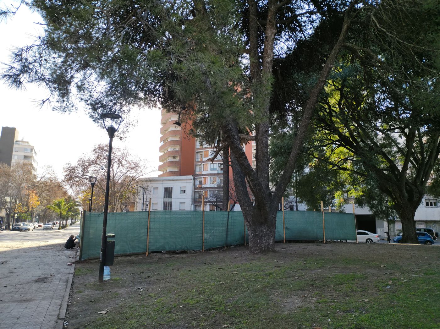Este sábado solo se conservaba la cerca verde, pero el puesto ya había sido tirado abajo