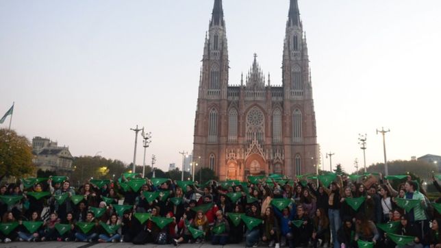 panuelazo, trenazo y mateada, la plata volvio a tenirse de verde para pedir por el aborto