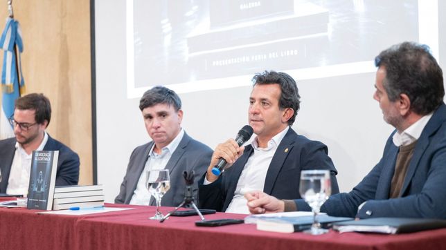 christian gribaudo presento en la universidad del este su libro sobre inteligencia artificial y democracia
