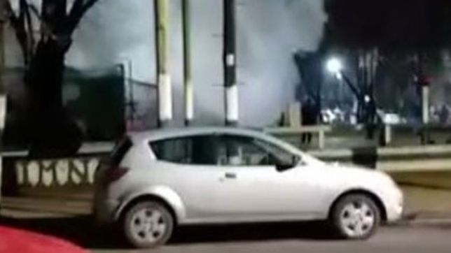 video: tension en el estacionamiento del hospital espanol por el incendio de una camioneta