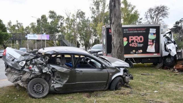 choque multiple en la rotonda de acceso a la plata: un conductor gravemente herido