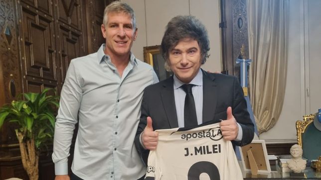 video: javier milei recibio la visita sorpresa de martin palermo en casa rosada