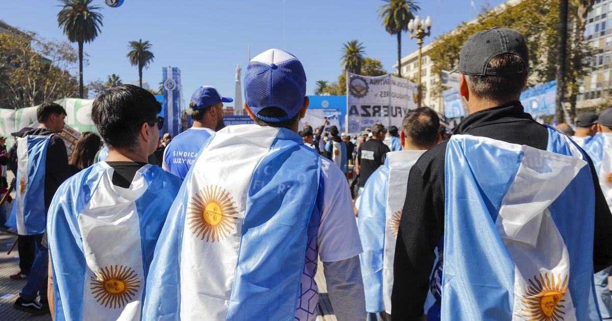 La CGT marchó a Plaza de Mayo por el Día del Trabajador y advirtió que ...