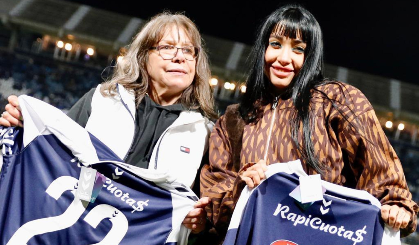 María Becerra en la cancha de Gimnasia.png