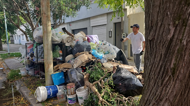 internaron a un vecino de tolosa y descubrieron que acumulaba gran cantidad de basura en su casa