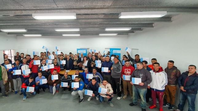 entregaron certificados a 150 presos de una carcel de la plata egresados de los cursos de marroquineria y motomecanica