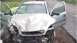 un camion volco tras protagonizar un grave accidente con un auto