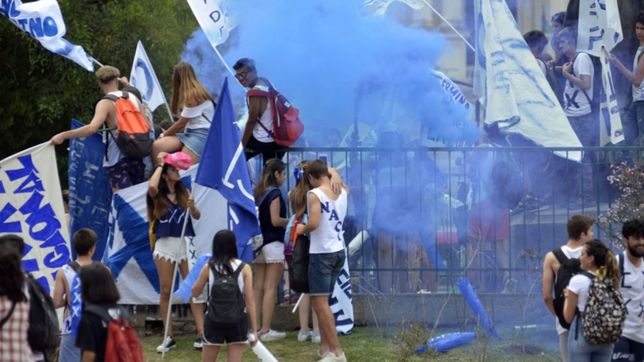 1.49 al aire: estudiantes del colegio nacional tendran su propio programa de radio