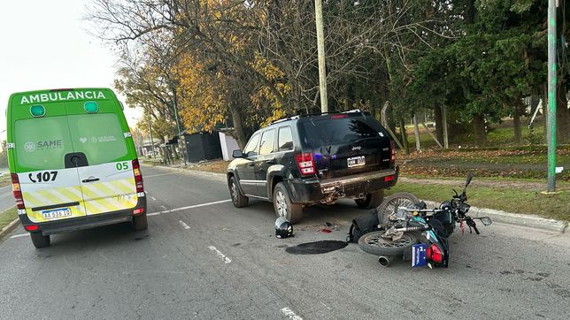 un joven en moto choco con una camioneta estacionada en tolosa y termino internado en un estado delicado
