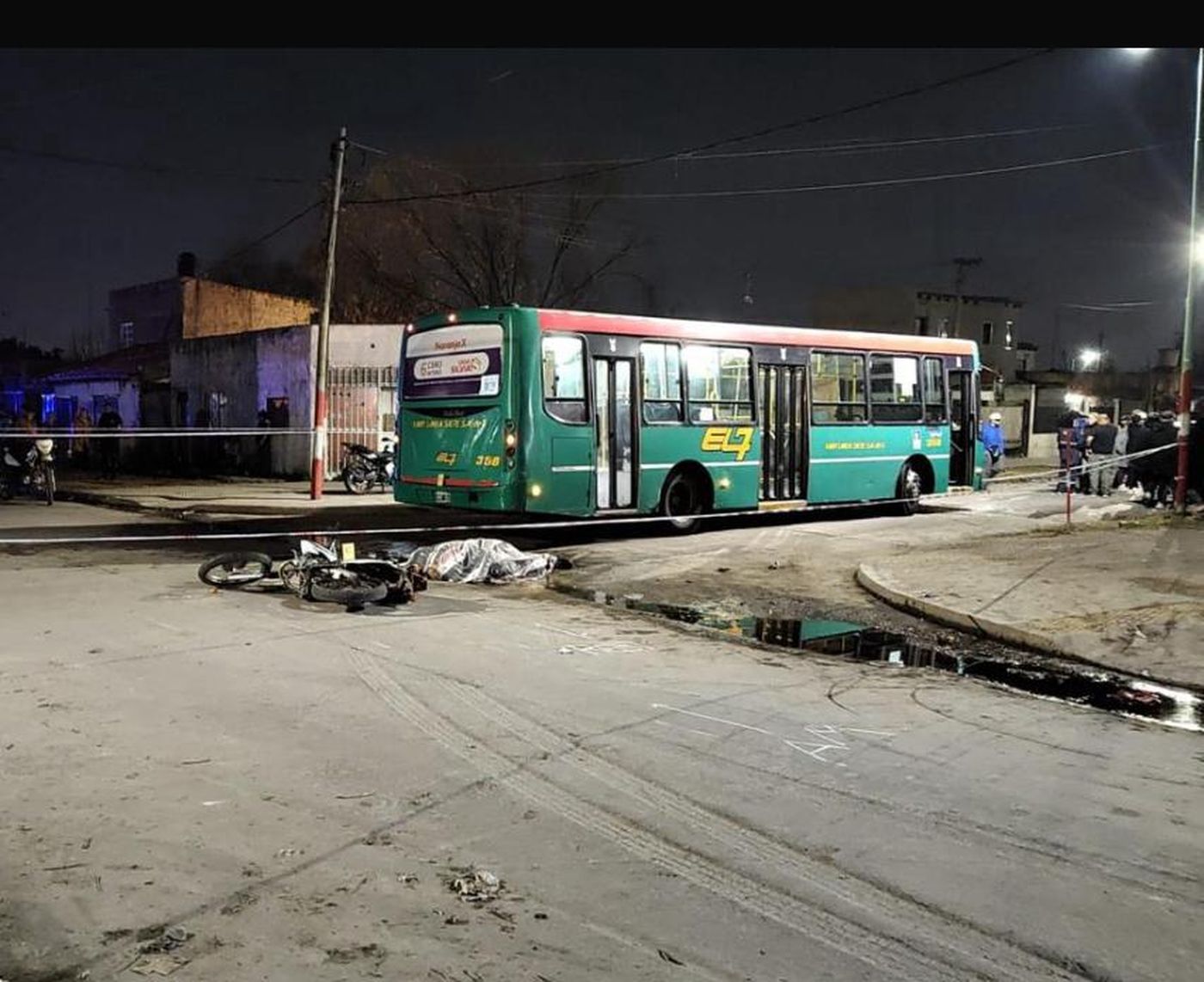 El accidente del motociclista y el micro ocurri&oacute; este jueves en Berisso, en la intersecci&oacute;n de las calles 98 y 129.