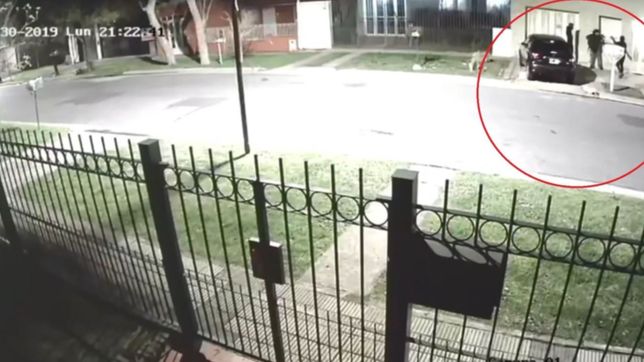 violento robo en tolosa: lo abordaron tres ladrones, le pegaron y se llevaron su auto