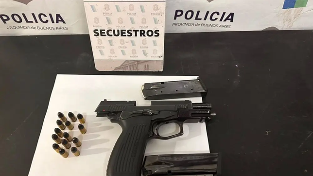 detuvieron a un joven por amenazar a otro con un arma de fuego y detectaron que tenia antecedentes penales