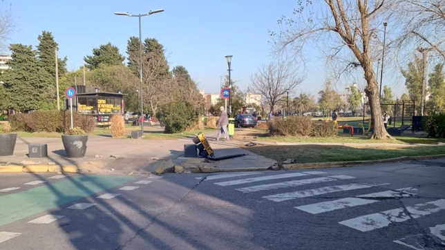 siguio de largo, arranco un semaforo y termino adentro de parque alberti